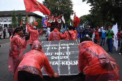 Buruh berunjuk rasa menuntut pembatalan omnibus law saat peringatan Hari Buruh di Bandung, Jawa Barat, 1 Mei 2021. TEMPO/Prima Mulia
