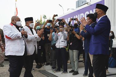 Wakil Ketua Umum Partai NasDem, Ahmad Ali menyambut kedatangan Presiden Partai Keadilan Sejahtera (PKS) Ahmad Syaikhu di Akademi Bela Negara, Jakarta, 30 April 2021. TEMPO/Muhammad Hidayat