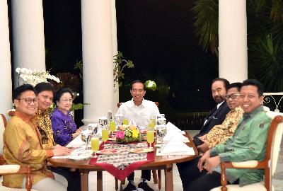 Presiden Joko Widodo (tengah) dalam pertemuan ketua umum partai politik koalisi di Istana Bogor, Bogor, Jawa Barat, 23 Juli 2018. ANTARA/Biropers/Rusman Djony