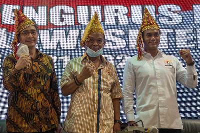 Kedua Calon Ketua Umum Kamar Dagang dan Industri (KADIN) Indonesia periode 2021-2026,  
Arsjad Rasjid (kiri) dan Anindya Bakrie (kanan) di Palu, Sulawesi Tengah, 6 April 2021. ANTARA/Basri Marzuki