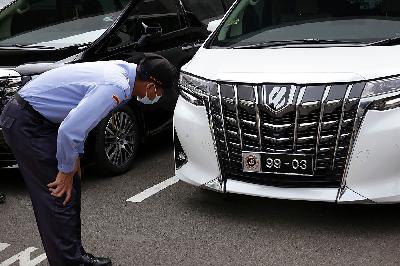 Mobil anggota Dewan Perwakilan Rakyat (DPR) RI yang menggunakan plat nomor khusus parkir di Kompleks Parlemen, Senayan, Jakarta, 24 Mei 2021. TEMPO/M Taufan Rengganis