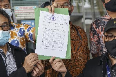 Penyidik senior Komisi Pemberantasan Korupsi (KPK) Novel Baswedan (kanan) menunjukkan surat pelaporan terkait dinonaktifkan pegawai KPK yang tidak lolos tes wawasan kebangsaan di Kantor Dewan Pengawas (Dewas) KPK, Gedung KPK lama, Kuningan, Jakarta, 7 Mei 2021. TEMPO/Muhammad Hidayat