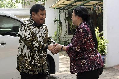 Puan Maharani (kanan) dan Prabowo Subianto di kediaman Megawati Soekarnoputri di Jalan Teuku Umar, Jakarta, 2019. TEMPO/Muhammad Hidayat