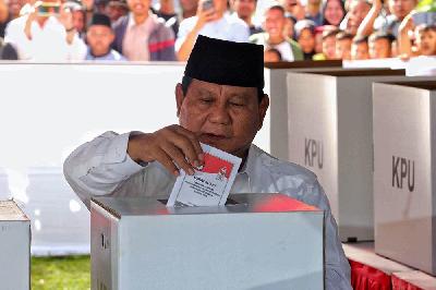 Prabowo Subianto saat Pemilu serentak 2019 di TPS 041, Desa Bojong Koneng, Bogor, Jawa Barat, 2019. TEMPO/Hilman Fathurahman W