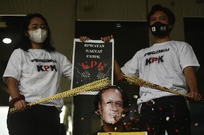 Aktivis penggiat antikorupsi melakukan aksi Ruwatan Rakyat untuk KPK, di gedung ACLC Komisi Pemberantasan Korupsi, Jakarta, 28 Mei 2021. TEMPO/Imam Sukamto