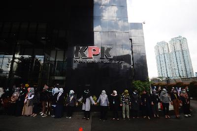 Pegawai yang tergabung dalam Wadah Pegawai KPK melakukan aksi solidaritas lawan teror terhadap penyidik KPK di gedung Komisi Pemberantasan Korupsi (KPK), Jakarta, 7 Februari 2019. TEMPO/Imam Sukamto