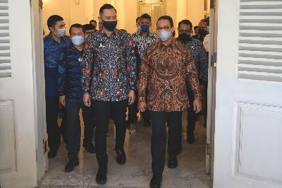 Gubernur DKI Jakarta Anies Baswedan dan Ketua Umum Partai Demokrat Agus Harimurti Yudhoyono usai melakukan pertemuan di Balai Kota Jakarta, 6 Mei 2021. TEMPO/Muhammad Hidayat