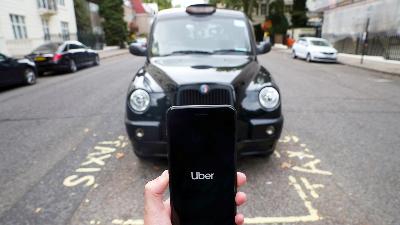 Penggunaan Aplikasi Uber dari ponsel, di London, Inggris, September 2018. REUTERS / Hannah McKay