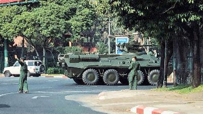 Tentara Myanmar melukan inspeksi lalu lintas, di Yangon, Myanmar, 28 Januari 2021.  REUTERS / Stringer 