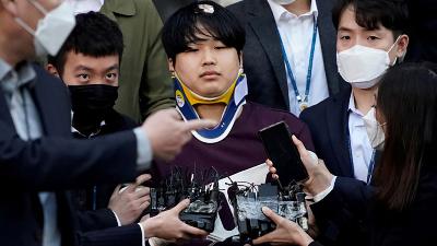 Cho Joo-bin (tengah), diduga sebagai pemimpin jaringan pemerasan seksual online Korea Selatan, saat akan dipindahkan ke kantor kejaksaan di Seoul, 25 Maret 2020./REUTERS/Kim Hong-Ji