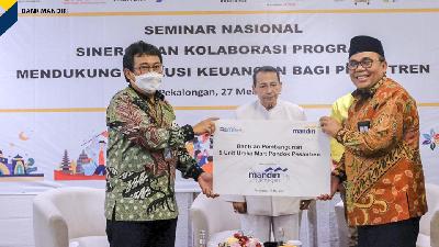 Bank Mandiri menyerahkan bantuan pembangunan lima unit Ureka Mart dalam Seminar Nasional Sinergi dan Kolaborasi Program Mendukung Inklusi Keuangan Bagi Pesantren, di Pekalongan, Jawa Tengah, Kamis, 27 Mei 2021. 