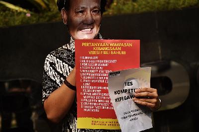 Aksi unjuk rasa dengan memperlihatkan daftar pertanyaan TWK di gedung Komisi Pemberantasan Korupsi, Jakarta, 7 Mei 2021. TEMPO/Imam Sukamto