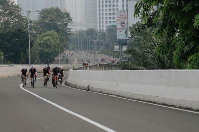 Pesepeda melintasi Jalan Layang Non-Tol (JLNT) Kampung Melayu-Tanah Abang, Jakarta, 23 Mei 2021. TEMPO/M Taufan Rengganis