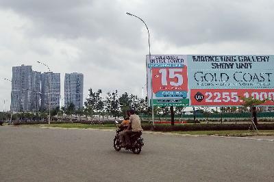 Reklame iklan gedung perkantoran  di atas lahan reklamasi Pulau D, Jakarta, 23 Januari 2019. TEMPO/Muhammad Hidayat