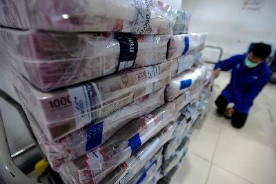 Bongkar muat uang kertas di cash center Bank Mandiri, Jakarta, 14 April 2021. Tempo/Tony Hartawan