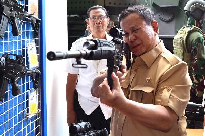 Menteri Pertahanan Prabowo Subianto berkunjung ke PT Pindad di Bandung, Jawa Barat, 6 November 2019. Dok. Kemenhan