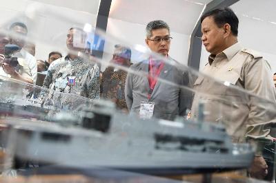Menteri Pertahanan Prabowo (kanan) mengunjungi pameran Industri Alat Peralatan Pertahanan dan Keamanan di Kantor Kementerian Pertahanan, Jakarta, 3 Desember 2019. ANTARA/M Risyal Hidayat
