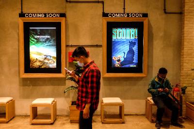 Pengunjung menunggu dibukanya ruang penayangan film di bioskop KCM Jatiasih di Bekasi, Jawa Barat, 5 November 2020. Tempo/Hilman Fathurrahman W