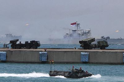 Tank amfibi Marinir TNI AL, kendaraan peluncur roket, dan kapak perang ditampilkan dalam perayaan HUT TNI ke-72 di Pelabuhan Indah Kiat, Cilegon, Banten, 5 Oktober 2017. TEMPO/Subekti