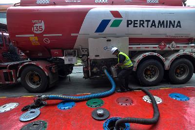 Pengisian bahan bakar di SPBU kawasan Kuningan, Jakarta, 10 Februari 2021. Tempo/Tony Hartawan