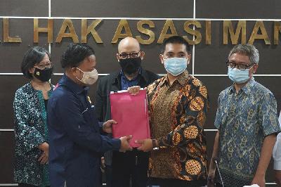 Komisioner Komnas HAM Choirul Anam (kiri) menerima berkas pengaduan dari perwakilan pegawai KPK di Kantor Komnas HAM, Jakarta, 24 Mei 2021. TEMPO/Muhammad Hidayat