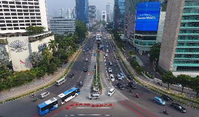 Transjakarta melintas saat penerapan ganjil genap di Bundaran HI, Jakarta, 2 September 2020. TEMPO/Subekti