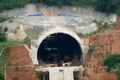 Proyek pembangunan terowongan kereta cepat Jakarta Bandung di Sasaksaat, Kecamatan Cipatat, Kabupaten Bandung Barat, Jawa Barat, 3 Juni 2021.  TEMPO/Prima Mulia