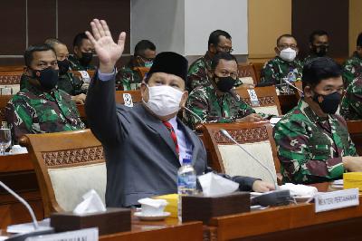 Menteri Pertahanan Prabowo Subianto (kiri) mengikuti rapat kerja dengan Komisi I DPR RI di Kompleks Parlemen, Senayan, Jakarta, 2 Juni 2021. TEMPO/M Taufan Rengganis