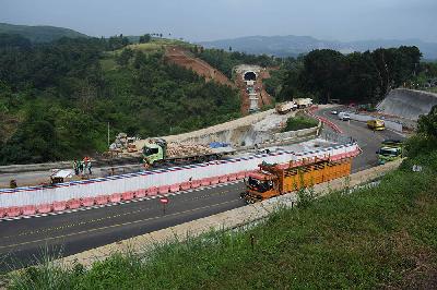 Perbaikan jalan amblas di atas konstruksi terowongan kereta cepat Jakarta Bandung di Sasaksaat, Kecamatan Cipatat, Kabupaten Bandung Barat, Jawa Barat, 3 Juni 2021. TEMPO/Prima Mulia