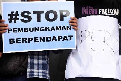 Aksi terkait kasus kekerasan terhadap jurnalis di depan Gedung DPRD Kota Malang, Jawa Timur,  2019. TEMPO/Aris Novia Hidayat