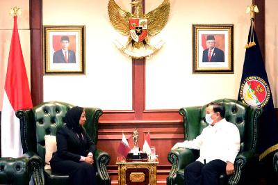 Menteri Pertahanan Prabowo Subianto menerima kunjungan kehormatan Duta Besar (Dubes) Qatar untuk Indonesia H.E. Ms. Fawziya Edrees Salman Al-Sulaiti,  di kantor Kementerian Pertahanan, Jakarta, 24 Agustus 2020. Dok. Kemhan