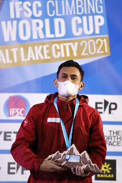 Veddriq Leonardo memegang piala dengan mencatat waktu tercepat sekaligus memecahkan rekor dunia  pada kejuaraan Piala Dunia Panjat Tebing 2021, di  Salt Lake City, Utah, Amerika Serikat, 28 Mei 2021.  Reuters-Jeffrey Swinger-USA TODAY Sports