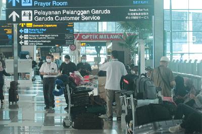 Calon penumpang pesawat udara berjalan di Terminal 3 Bandara Soekarno Hatta, Tangerang, Banten, 3 Mei 2021. TEMPO / Hilman Fathurrahman W