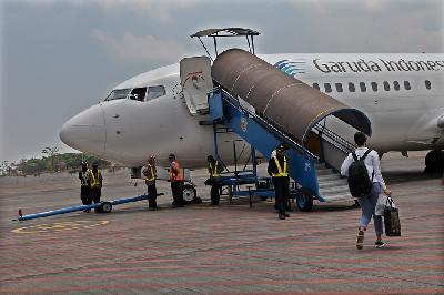 Penumpang menuju pesawat Garuda di Bandar Udara Abdulrachman Saleh, Kabupaten Malang, Jawa Timur. Tempo/Bintari Rahmanita