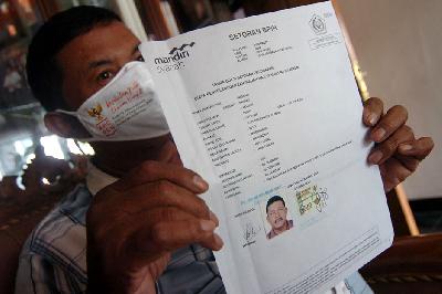Jemaah Calon Haji Wasnadi (62) menunjukan bukti pelunasan pembayaran ibadah haji di rumahnya Kelurahan Margadana, Tegal, Jawa Tengah, 4 Juni 2021. ANTARA/Oky Lukmansyah