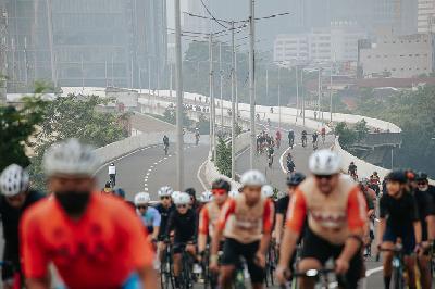 Sejumlah pesepeda melintasi Jalan Layang Non-Tol (JLNT) Kampung Melayu-Tanah Abang, Jakarta, 23 Mei 2021. TEMPO/M Taufan Rengganis
