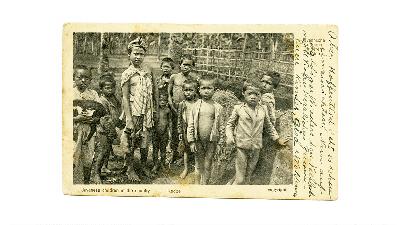 Kartu pos dengan gambar anak-anak Jawa, Kedu, yang diterbitkan oleh penerbit ARW, sekitar 1919. Foto: Buku Faces of Indonesia: 500 Postcards 1900-1945