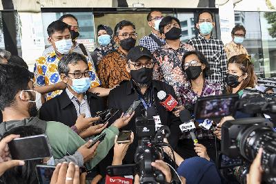 Penyidik senior Komisi Pemberantasan Korupsi (KPK) Novel Baswedan (tengah) bersama Perwakilan 75 pegawai KPK yang dinonaktifkan akibat tidak lolos tes wawasan kebangsaan (TWK) melaporkan ke Dewas KPK di Gedung KPK lama, Kuningan, Jakarta, 17 Mei 2021.  ANTARA/M Risyal Hidayat