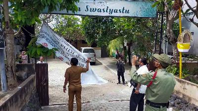 Pelepasan spanduk yang berisi pernyataan penutupan Ashram ISKCON, Sri Jagatnatha Gourangga, di Jalan Tukad Balian, Denpasar, Kelurahan Sidakarya, Denpasar, Bali, 17 Mei 2021. Istimewa