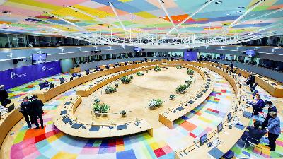 Para pemimpin Uni Eropa menghadiri pertemuan meja bundar pada hari kedua pertemuan tatap muka, di Brussels, Belgia 25 Mei 2021. Olivier Matthys/Pool via REUTERS