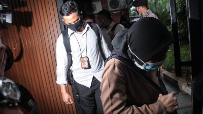 Penyidik Komisi Pemberantasan Korupsi (KPK) usai menggeledah kediaman  Ihsan Yunus di kawasan Kayu Putih, Jakarta, Rabu, 24 Februari 2021./TEMPO/Hilman Fathurrahman W