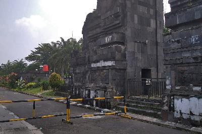 Gapura di depan Perumahan Jatinegara Baru, Cakung, Jakarta Timur, 6 Juni 2021. TEMPO/Imam Hamdi