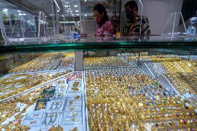 Penjualan emas di Cikini, Jakarta, 13 November 2020. Tempo/Tony Hartawan