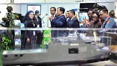 President Joko Widodo, accompanied by Defense Minister Prabowo Subianto and cabinet ministers, inspects the exhibition at the 2020 Meeting of the Ministry of Defense, TNI and National Police at Bhinneka Tunggal Ika Square, Ministry of Defense Office, Jakarta, January 2020.
Humas/Jay/setkab.go.id

