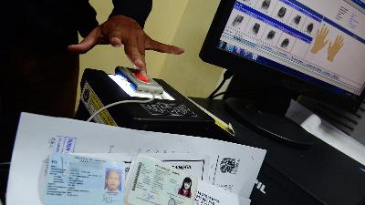 Personal data collection in the process of making electronic identity cards (e-KTP) in Petamburan, West Jakarta.
Tempo/Imam Sukamto
