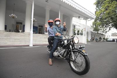 Gubernur Jawa Barat Ridwan Kamil (kanan) dan Ketua Umum Partai Demokrat, Agus Harimurti Yudhoyono di Bandung, Jawa Barat, 4 Juni 2021. Dok. Pemprov Jabar