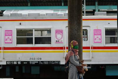 Penumpang wanita menunggu di seberang gerbong khusus perempuan KRL Commuterline di Stasiun Manggarai, Jakarta, 14 April 2020. TEMPO/Muhammad Hidayat