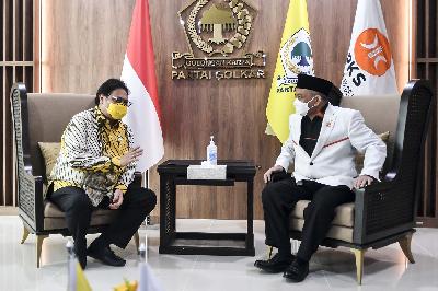 Ketua Umum DPP Partai Golkar Airlangga Hartarto (kiri) dan Presiden PKS Ahmad Syaikhu (kanan) melakukan pertemuan di kantor DPP Partai Golkar, Jakarta, 29 April 2021. ANTARA/Muhammad Adimaja
