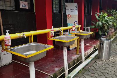 Fasilitas cuci tangan jelang percobaan belajar tatap muka di SMKN 28 Jakarta, 8 Juni 2021. TEMPO/Imam Hamdi