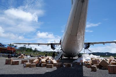 Suasana kargo yang merupakan program jembatan udara Kementerian Perhubungan Bandara Udara Oksibil, Kabupaten Pegunungan Bintang, Papua. balaihatpen.dephub.go.id